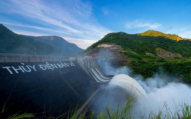 Thủy điện lớn nhất Bắc Trung Bộ xả lũ ứng phó bão Ragasa