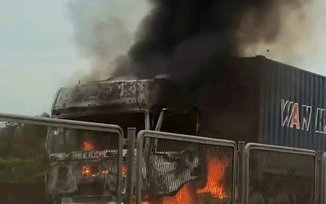 Xe đầu kéo bốc cháy trên cao tốc Trung Lương - Mỹ Thuận