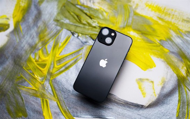 Bất ngờ với giá "xả kho" của hàng trăm chiếc điện thoại iPhone 12, 12 Pro và iPhone 13