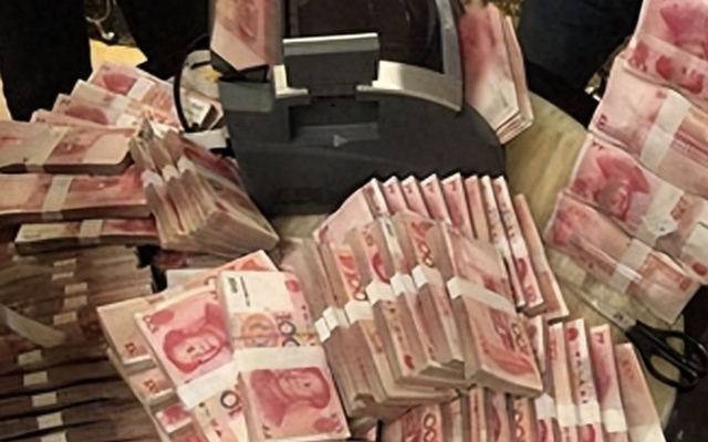 Người đàn ông gửi 297 tỷ vào ngân hàng, nhưng khi rút tiền nhân viên lại nói: "Anh không được động vào số tiền này!"