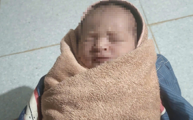 Bé gái sơ sinh bị bỏ rơi sau vườn nhà dân