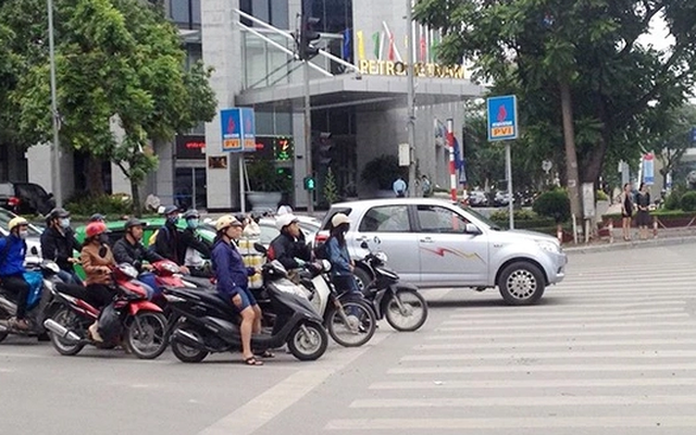 Bị camera AI phạt nguội ghi hình, 1.339 xe máy, 113 ô tô vừa vượt đèn đỏ đối diện mức phạt nào?