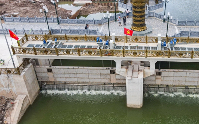 Đập dâng đầu tiên hoạt động, mang dòng nước xanh ‘hồi sinh’ sông Tô Lịch