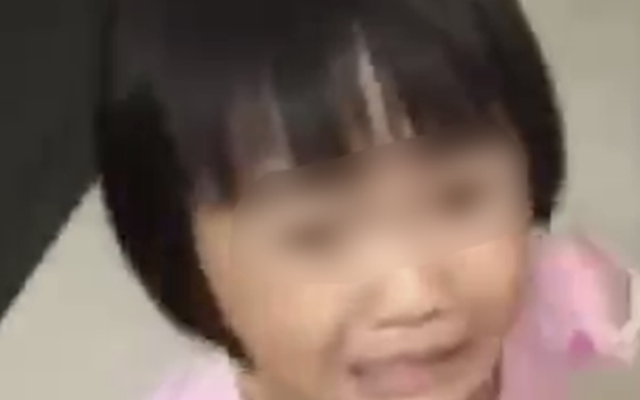 Công an vào cuộc vụ bố đẻ dùng dao đe doạ, đánh chửi bé gái vì mẹ "không gửi tiền về"