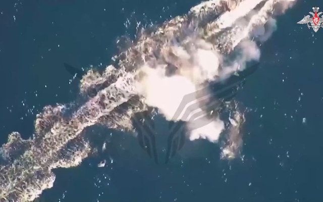 Khoảnh khắc UAV diệt tàu không người lái ngoài khơi Crimea