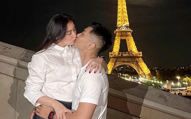 Ngoại hình nam nghệ sĩ là học trò kiêm chồng kém 11 tuổi của nữ Viện trưởng, sở hữu nhà 800m2 tại Bình Thạnh