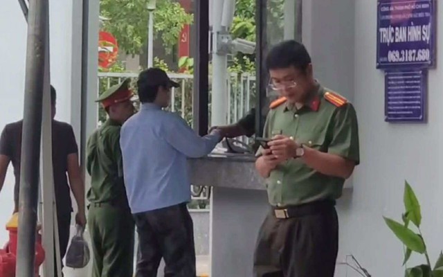 Ca sĩ Khánh Phương đeo khẩu trang và đội nón đến Công an TPHCM làm việc