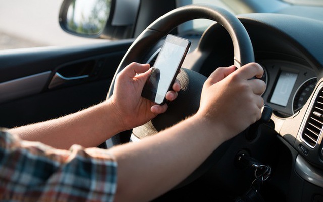 Dừng đèn đỏ dùng điện thoại có bị phạt không?