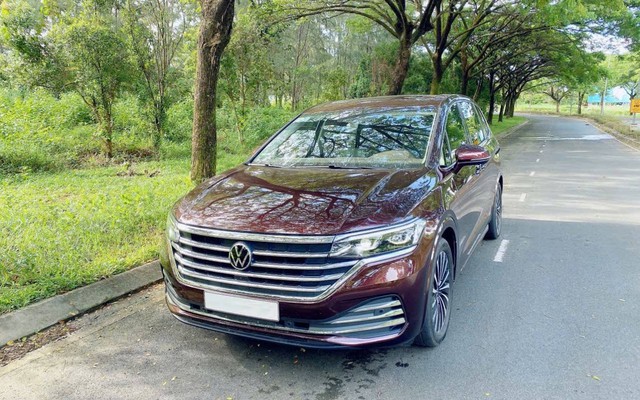 Chiếc VW Viloran này rao bán gần 2,1 tỷ đồng, khách hàng tiết kiệm 450 triệu so với mua mới lại được nội thất rộng hơn Carnival