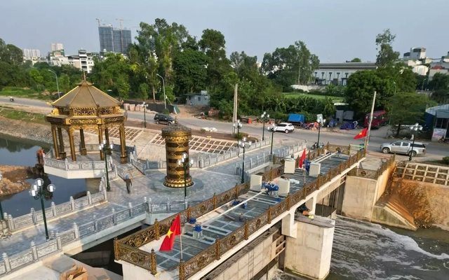 Vì sao một số đoạn sông Tô Lịch nước chuyển màu đen?