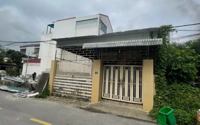 Giải cứu người đàn ông khóa trái cửa phòng ngủ với 3 bình gas đã mở van