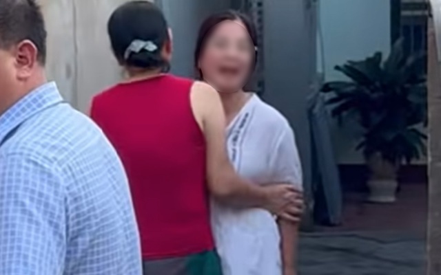 Xôn xao clip người phụ nữ phản ứng gay gắt khi bị nhắc chuyện đỗ xe: Trưởng Công an phường lên tiếng