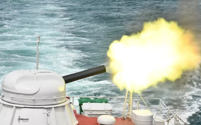 Chiến hạm hải quân tiêu diệt mục tiêu máy bay giả định trên không