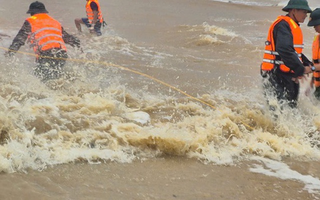 NÓNG: Đang giải cứu 10 ngư dân trên tàu cá ở TP HCM gặp nạn tại biển Quảng Trị trong bão số 10