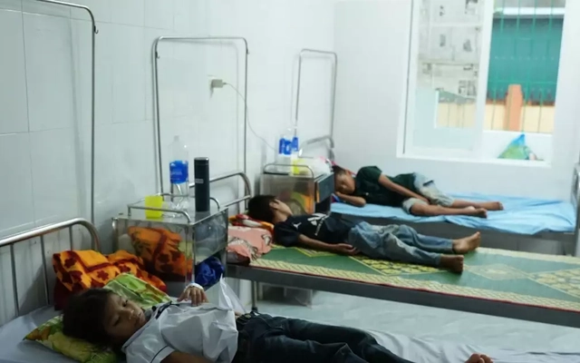 Nhân viên y tế ‘tố’ nữ phó hiệu trưởng độc quyền bếp ăn