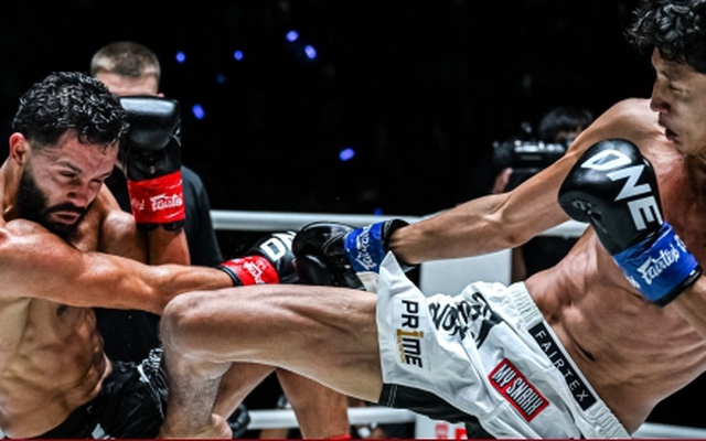 Nhà vô địch muay Thái đá trúng chỗ hiểm giữa háng, cao thủ kickboxing đổ gục