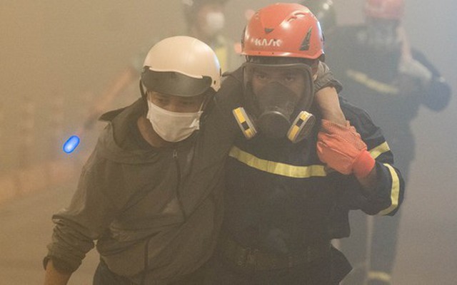 Tận thấy tình huống giả định cháy nổ giữa hầm sông Sài Gòn: Hàng chục người mắc kẹt, khói độc dày đặc