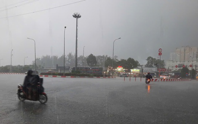 Bầu trời TP HCM tối sầm, mưa lớn trút xuống nhiều nơi