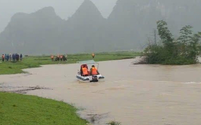 Cùng mẹ đưa trâu đi tránh lũ, nam sinh 16 tuổi bị lũ cuốn mất tích