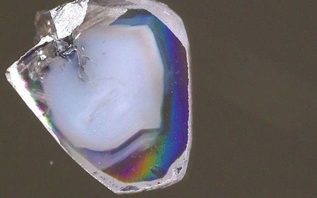 Phát hiện 2 viên kim cương chứa "điều không thể"