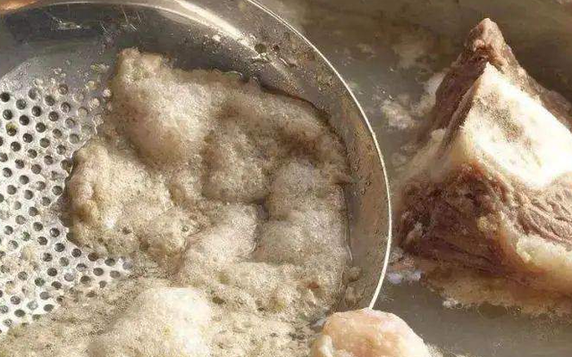 Khi nào nên, khi nào không nên vớt bọt nổi lên lúc luộc thịt? Chuyện đơn giản nhưng nhiều người làm sai