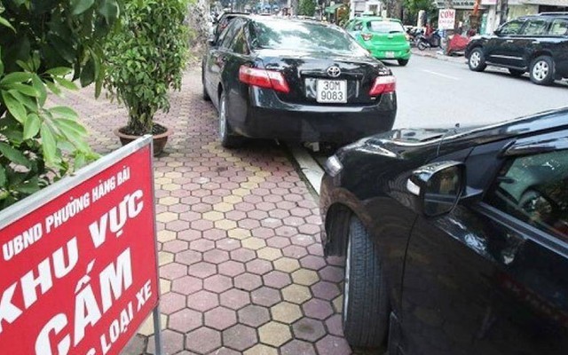 Trường hợp nào tài xế có thể đỗ ô tô trên vỉa hè mà không bị cảnh sát giao thông 'tuýt còi"?