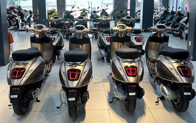 Vừa về đại lý lô xe tay ga Ý màu độc lạ giá ưu đãi, ngập công nghệ: Chìa thông minh mở cốp từ xa như ô tô