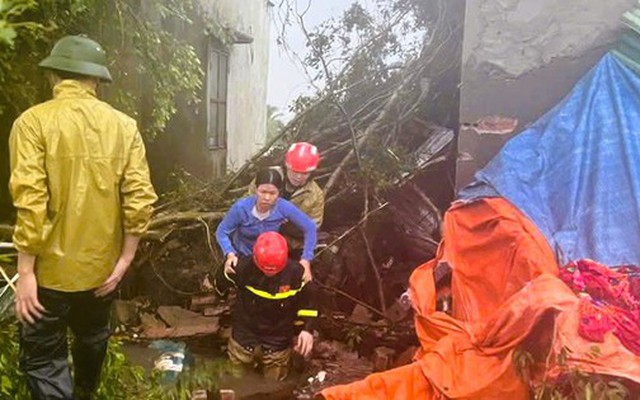 Một bí thư thôn ở Thanh Hóa bị cây đè tử vong khi đi chống bão số 10 Bualoi