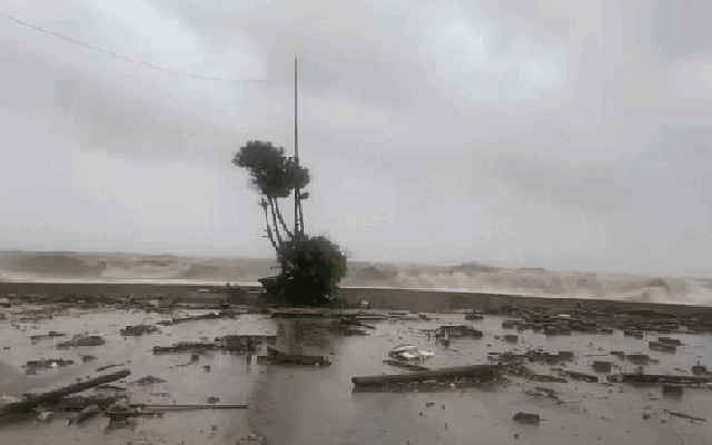 Nhà sập, nhiều nơi chìm trong "biển" nước khi bão số 10 Bualoi đổ bộ