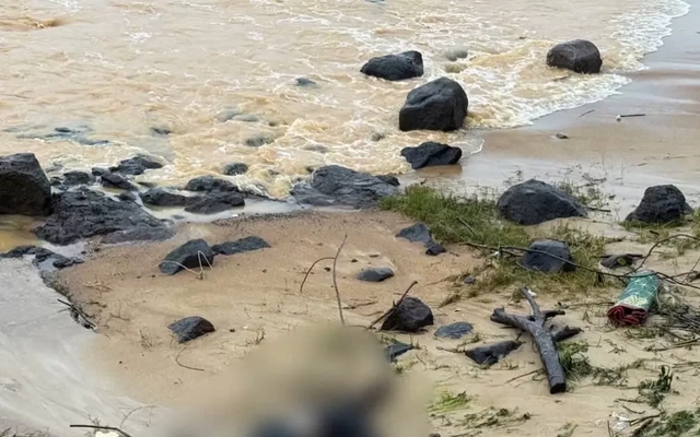 Phát hiện thi thể không nguyên vẹn trôi dạt vào bờ biển Cửa Tùng