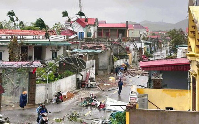 VIDEO: Lốc xoáy kinh hoàng ở Ninh Bình làm 6 người chết, 7 người bị thương