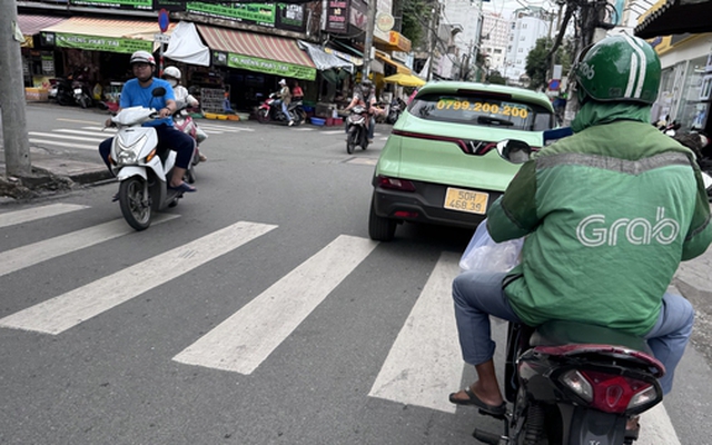 Chạy chục km chỉ nhận được hơn 20.000 đồng, nhiều tài xế Grab than khổ, muốn bỏ nghề