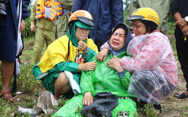 Tiếng khóc xé lòng bên bờ biển Cửa Ông