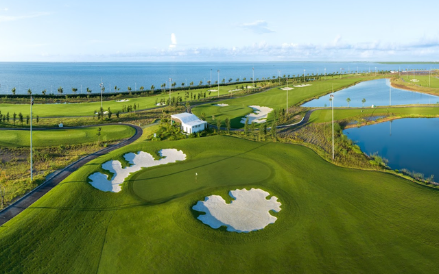 Sân golf đầu tiên của Việt Nam nằm hoàn toàn trên biển vừa nhận giải thưởng danh giá: Rộng 133 ha với 27 hố, được ví là kiệt tác đầy thách thức
