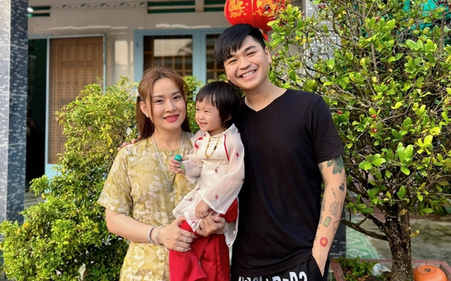 Vợ hơn 8 tuổi, lỡ 1 lần đò, có 2 con riêng của nam ca sĩ Việt lo sợ 1 điều
