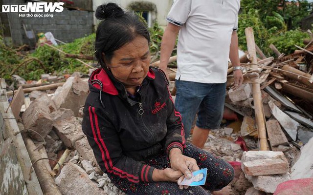 Mẹ già tử nạn trong căn nhà đổ sập, con gái khuyết tật bật khóc giữa đống đổ nát
