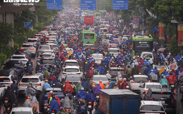 Đường phố Hà Nội kẹt cứng trong mưa bão Bualoi