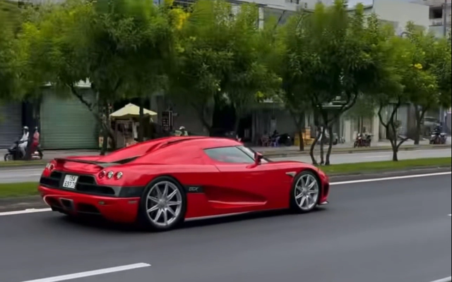 Koenigsegg CCX lần đầu lăn bánh công khai tại Việt Nam sau khi có biển số: CĐM tò mò người cầm lái