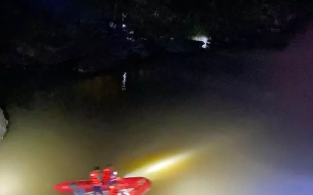 Xuyên đêm tìm kiếm 2 nạn nhân mất tích tại 'hồ Tuyệt tình cốc' Đắk Lắk