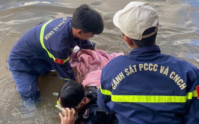 Xuống gầm cầu chơi, 2 bé gái chết đuối thương tâm