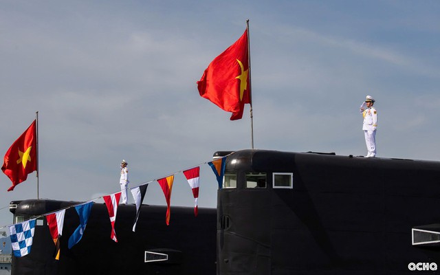 Tàu ngầm Kilo 636 "hố đen trong lòng đại dương" xuất hiện hiên ngang trong Lễ diễu binh trên biển