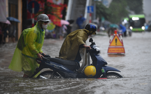 Dắt xe qua chỗ ngập chớ vội nổ máy, hãy kiểm tra 4 chi tiết này nếu không muốn xe hỏng nặng