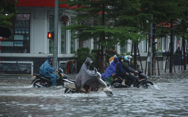 Mệt mỏi vì bơm xong lại ngập trong biệt thự chục tỉ ở Hà Nội
