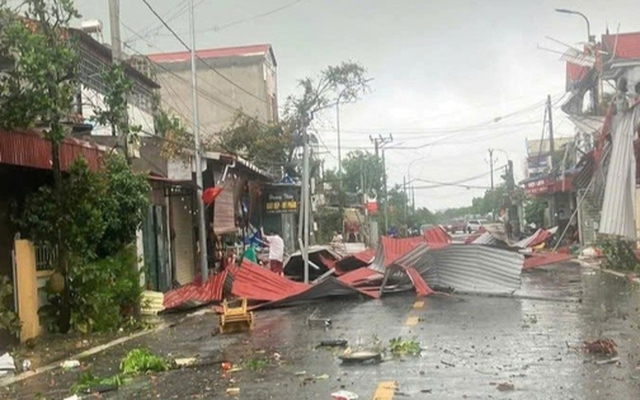 Hải Phòng dông lốc khiến 8 người bị thương, trên 200 nhà dân bị tốc mái