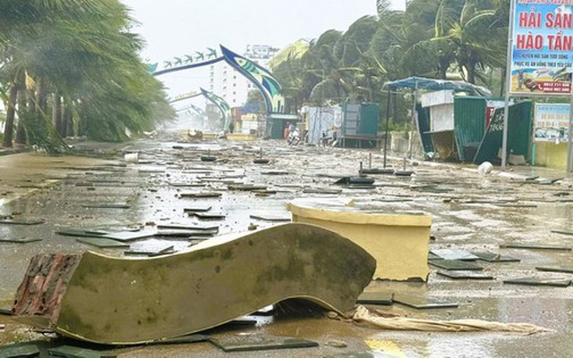 Cận cảnh bãi biển nổi tiếng ở Thanh Hóa tơi tả sau bão số 10 Bualoi