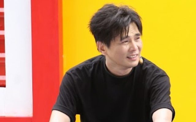 Nam ca sĩ giàu có nhắc đồng nghiệp: "Là nghệ sĩ, hi sinh một chút đi, bình thường đứng trong mát rồi"