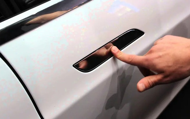 Quy định mới của Trung Quốc khiến hàng loạt ông lớn Mercedes, Tesla, và Land Rover 'đau đầu'?