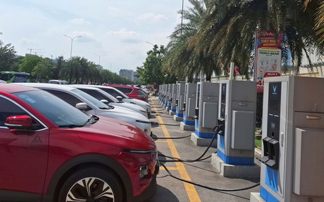 Dùng công cụ kinh tế để kiểm soát xe xăng