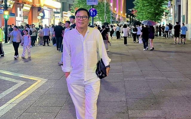 Ngoại hình U70 cực phong độ của nam nghệ sĩ ở chung cư đường Nguyễn Xiển, viên mãn bên vợ kém 16 tuổi