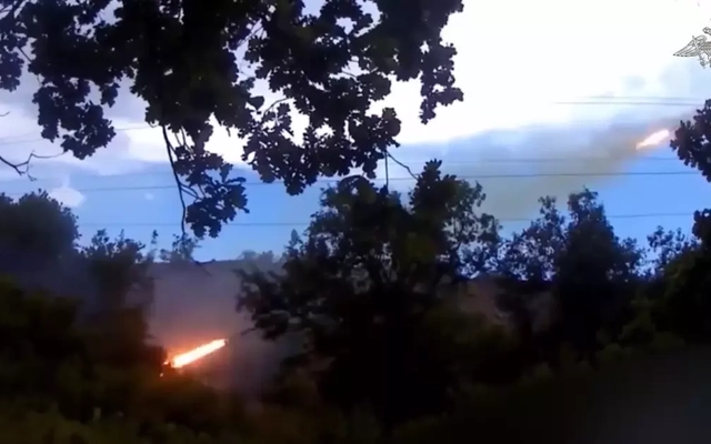 Pháo TOS-1A Solntsepyok khai hỏa, tập kích xưởng công nghiệp hàng không